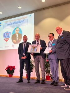 Ce jeudi 21 novembre avait lieu la cérémonie des Iris du sport, prix nationaux du fairplay organisé par le Comité Français du Fairplay (CFFP)
A cette occasion, Jean Bessiere, président du Stade Aurillacois et membre de l'APARE a été récompensé du prix Christian Carrere du fairplay !